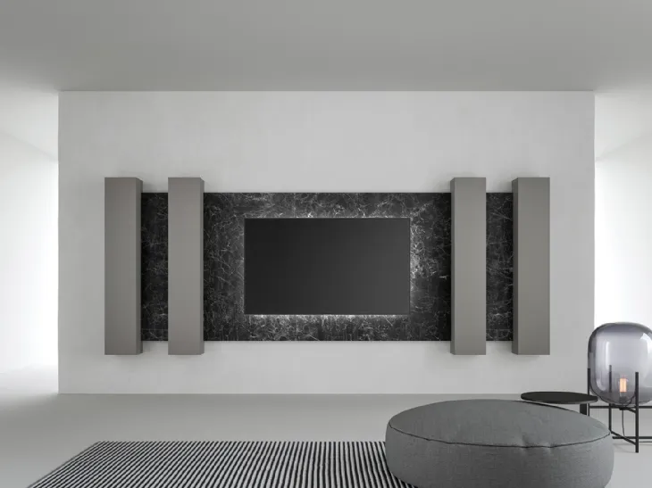 Mobile Porta Tv in laccato opaco con boiserie in gres porcellanato effetto marmo di Caccaro