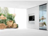 Mobile porta tv in laccato opaco con vetrina Roomy di Caccaro