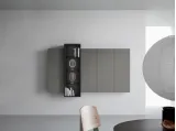 Mobile sospeso con quattro elementi chiusi in laccato opaco e un elemento di altezza diversa con vetri Wallover 01 di Caccaro