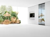 Parete Attrezzata con porta TV in laccato opaco e ante in vetro ad apertura totale Living Vetro di Caccaro