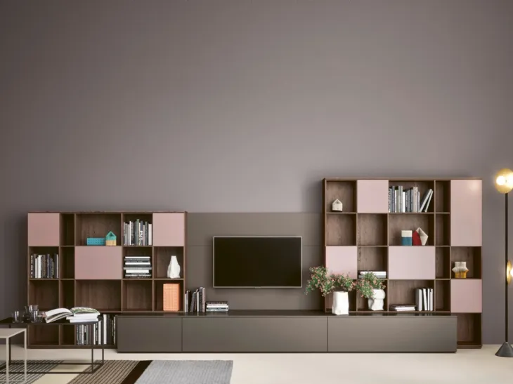 Parete attrezzata con libreria Wall 12 01 in laccato opaco e legno di Novamobili