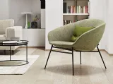 Poltroncina in tessuto con gambe in metallo Love di Calligaris