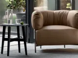 Poltroncina in pelle con piedini in metallo Quadrotta di Calligaris