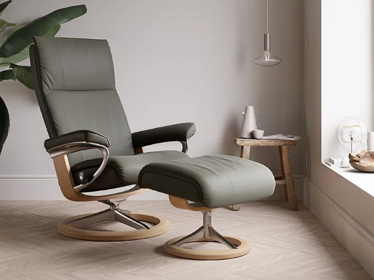 Poltrona relax raffinata e moderna dal design avvolgente in pelle imbottita Aura di Stressless