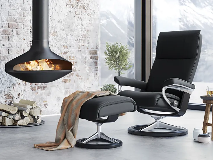 Poltrona relax raffinata e moderna dal design avvolgente in pelle imbottita Aura di Stressless