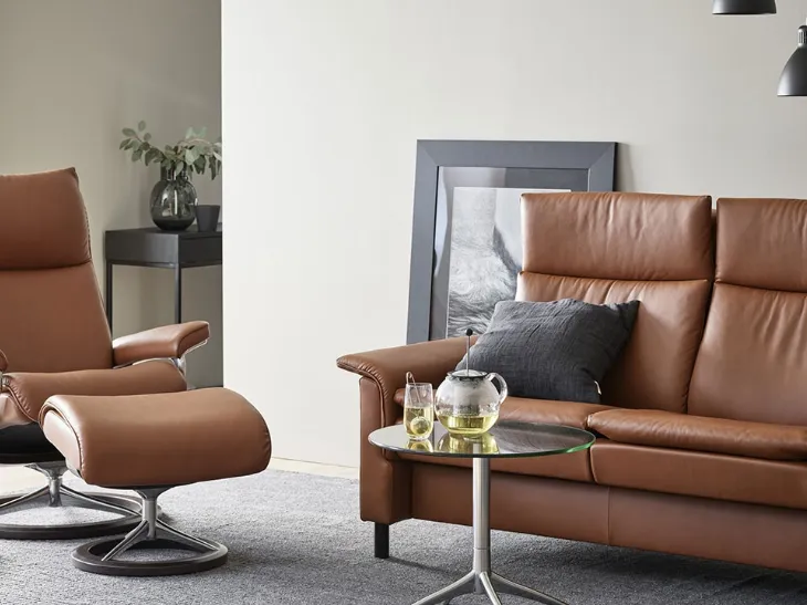 Poltrona relax raffinata e moderna dal design avvolgente in pelle imbottita Aura di Stressless