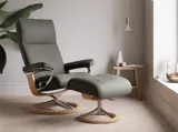 Poltrona relax raffinata e moderna dal design avvolgente in pelle imbottita Aura di Stressless