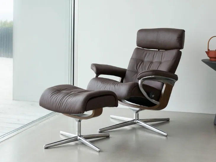 Poltrona reclinabile in pelle con struttura in legno Erik di Stressless