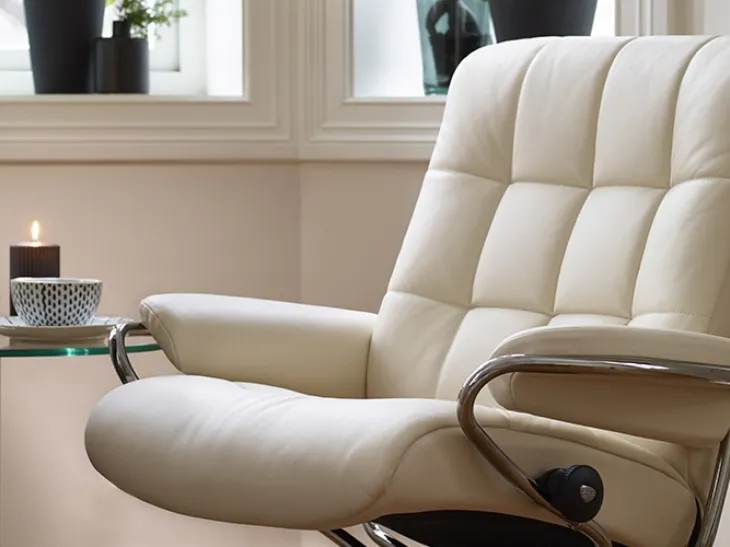 Poltrona in pelle imbottita London con schienale basso trapuntato di Stressless