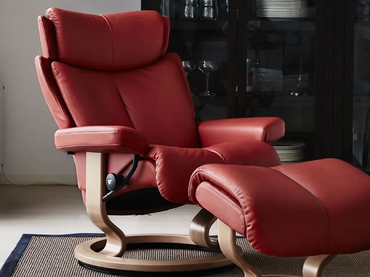 Poltrona relax dal design avvolgente in pelle Magic di Stressless