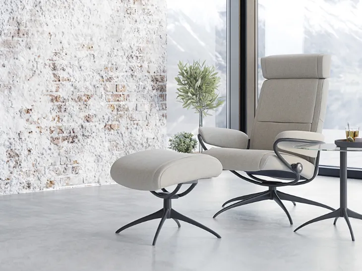 Poltrona in tessuto Paris con schienale basso e poggiatesta di Stressless