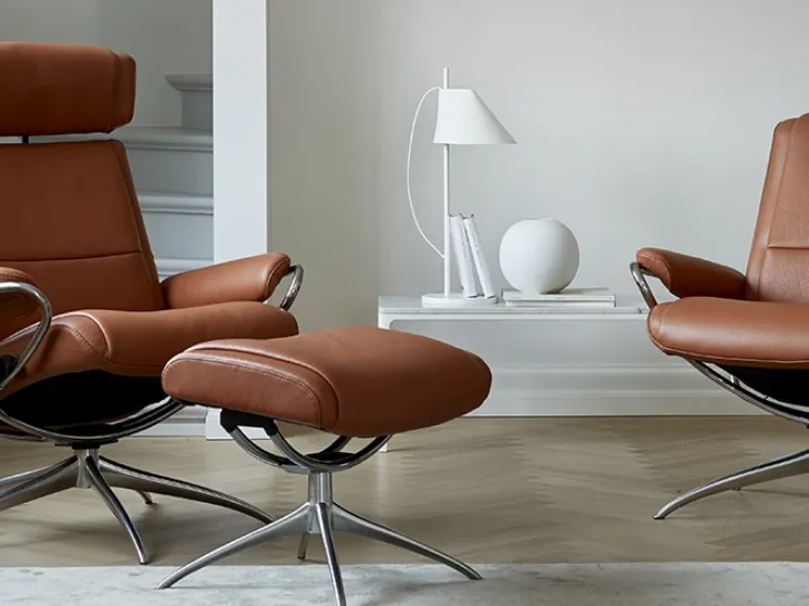 Poltrona Paris in pelle con schienale basso con o senza poggiatesta di Stressless