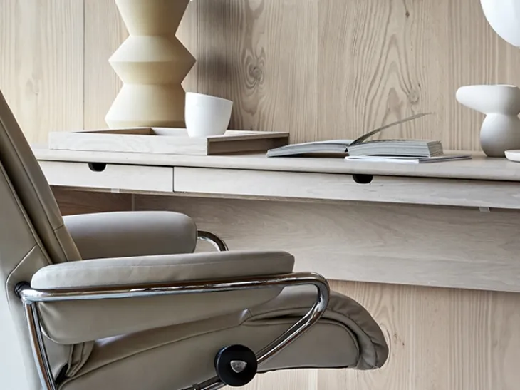 Poltrona Tokio in pelle imbottita con schienale basso di Stressless