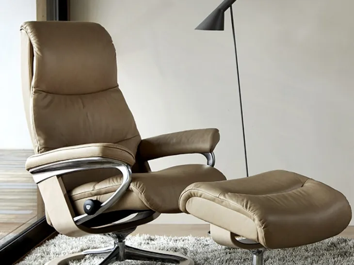 Poltrona reclinabile in pelle imbottita dalle linee raffinate View di Stressless