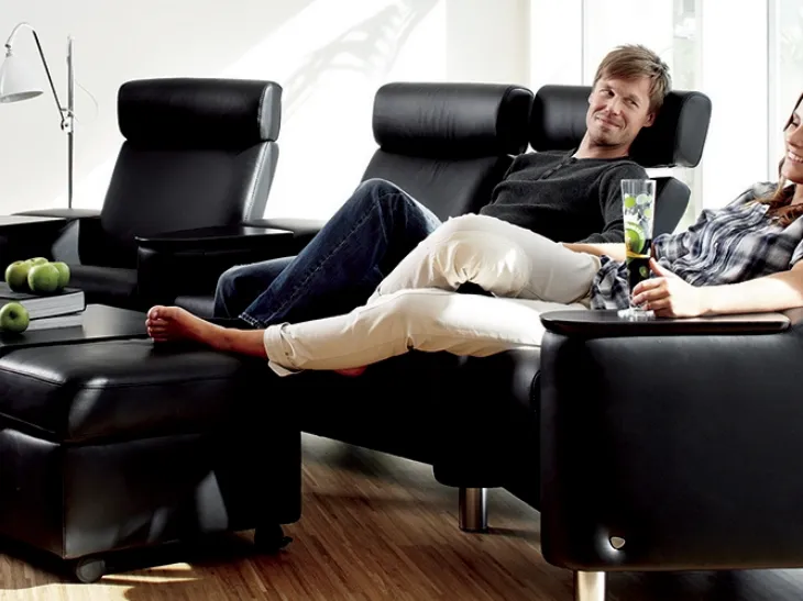 Divano relax lineare in pelle con schienali reclinabili e sedili regolabili Arion 19 A20 di Stressless