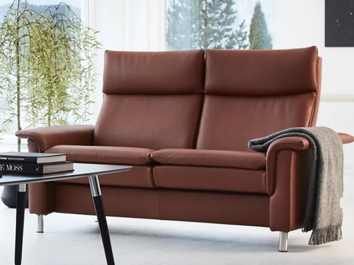 Divano lineare moderno, accogliente in pelle con imbottitura ultra morbida Aurora di Stressless