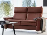 Divano lineare moderno, accogliente in pelle con imbottitura ultra morbida Aurora di Stressless