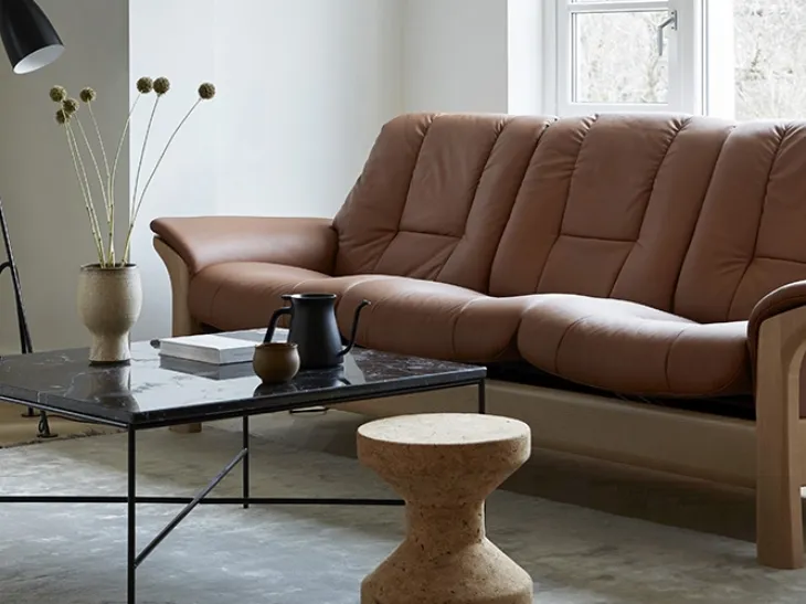 Divano lineare in morbida pelle imbottita con dettagli in legno Buckingham Low Back di Stressless