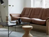 Divano lineare in morbida pelle imbottita con dettagli in legno Buckingham Low Back di Stressless