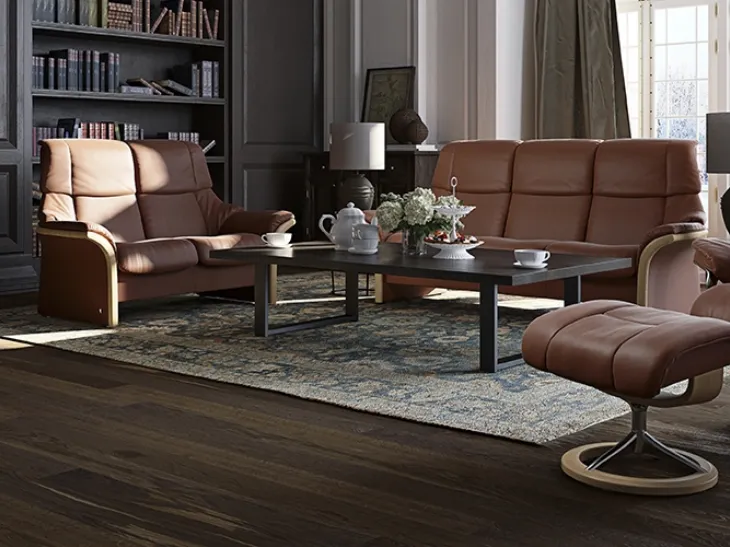 Divano lineare dalle linee arrotondate con imbottitura morbida e finiture in legno pregiato Eldorado High Back di Stressless