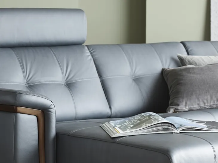 Divano in pelle con struttura in legno con penisola e poggiatesta Ella Wood di Stressless