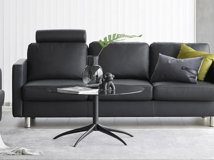 Divano lineare in pelle con poggiatesta reclinabili Emma E600 di Stressless