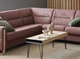 Divano angolare in tessuto con piedino-bracciolo in legno Fiona Wood di Stressless