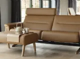 Divano lineare relax rivestito in pelle con poggiatesta reclinabili e struttura in legno Stella Wood di Stressless