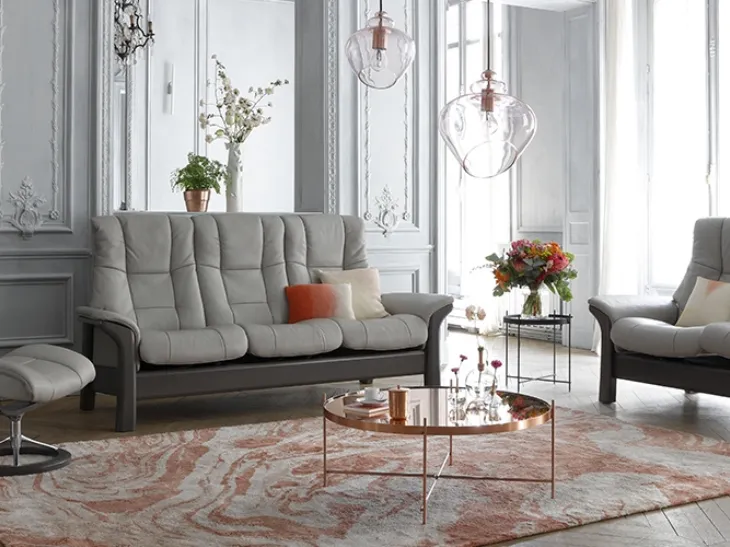Divano lineare imbottito con schienale alto in pelle e dettagli in legno Buckingham Alto di Stressless