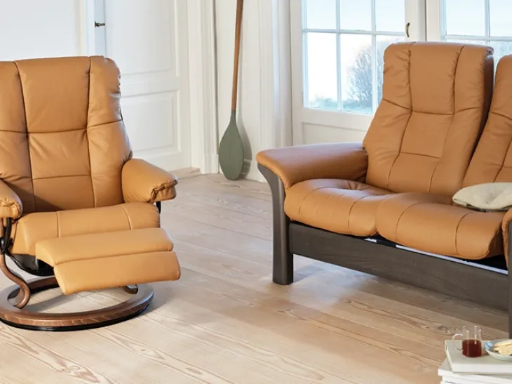 Divano lineare in pelle con particolari in legno e schienale reclinabile alto Windsor di Stressless