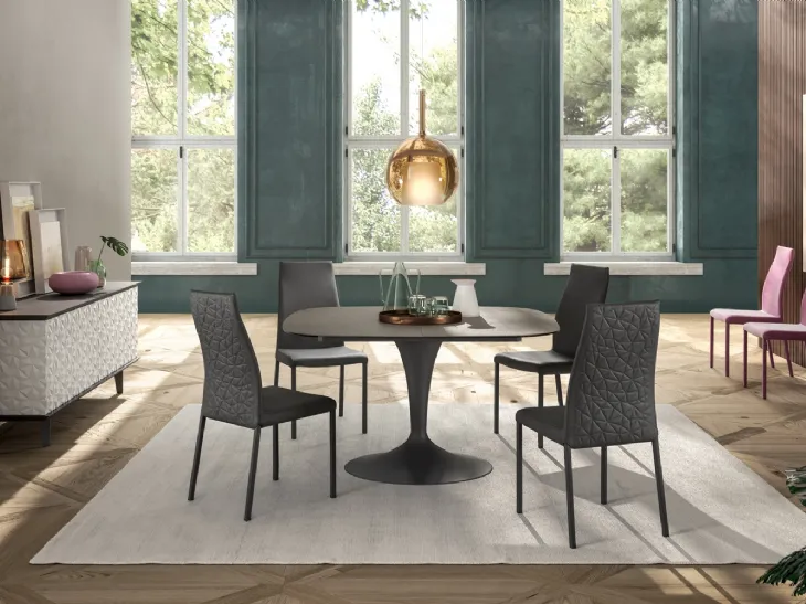 Sedia rivestita in pelle con motivo geometrico posto sul retro dello schienale Blitz Plus di Ozzio