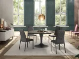 Sedia rivestita in pelle con motivo geometrico posto sul retro dello schienale Blitz Plus di Ozzio