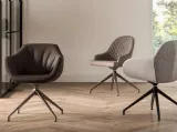 Sedia moderna con braccioli imbottita e rivestita in pelle con struttura in metallo Halia di Ozzio