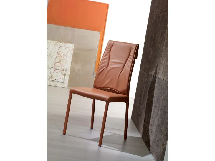 Sedia in pelle con doppio rivestimento e risvolto fissato sul retro dello schienale Luxy di Ozzio