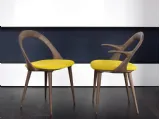 Sedia di design in legno massello con seduta rivestita in tessuto Ester di Porada