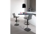 Sgabello con seduta rivestita in pelle e basamento in metallo Slang di Ozzio