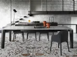 Tavolo allungabile con piano in ceramica e gambe in legno Alpha di Calligaris