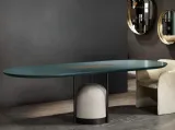 Tavolo ovale Arcano in laccato con base in cemento di Cantori