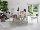 Tavolo rotondo con piano in ceramica effetto marmo Cartesio di Calligaris