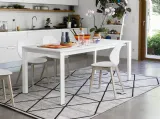 Tavolo allungabile Duca in laccato Bianco con gambe in metallo di Calligaris