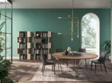 Tavolo rotondo in rovere con vassoio girevole in ceramica incassato nel piano e base in tondino di metallo Grant di Ozzio