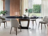 Tavolo allungabile Orbital con top in vetro e base in laccato opaco con piastra in metallo di Calligaris