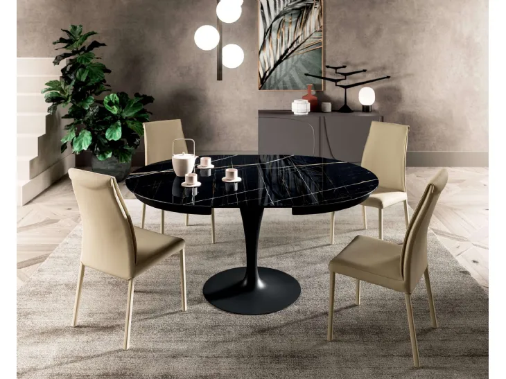 Tavolo rotondo allungabile Eclipse con top in marble glass Sahara Noir Lucido e base in metallo di Ozzio