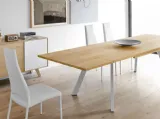 Tavolo allungabile con gambe in metallo e piano in legno di Calligaris