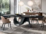 Tavolo di design con piano in ceramica effetto marmo e basamento in cemento Seashell di Calligaris