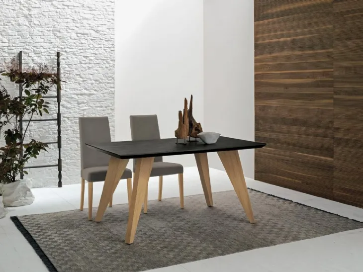 Tavolo Raw con piano in pietra antracite e base in legno di rovere natura di Sedit