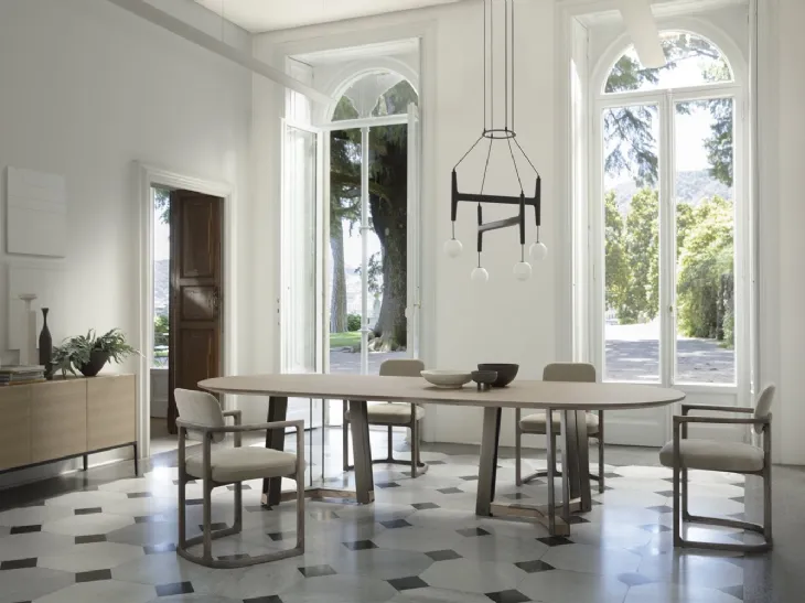 Tavolo ovale con base in metallo finitura ottone bronzato spazzolato e top in frassino Shibumi di Porada