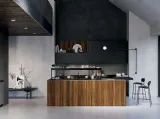 Cucina Design a isola in essenza di Noce Scalfito con top in HPL graniglia Basalto D23 004 di Doimo Cucine