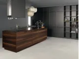 Cucina Design con isola Factory 02 in Rovere palustre con top in granito Antic Brown spazzolato di Key Cucine