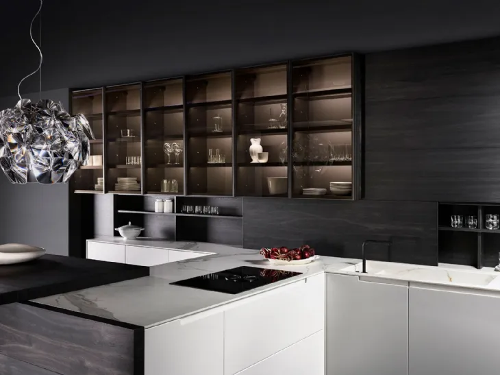 Cucina Design con penisola Extra in laccato opaco e top in gres finitura Carrara di Key Cucine